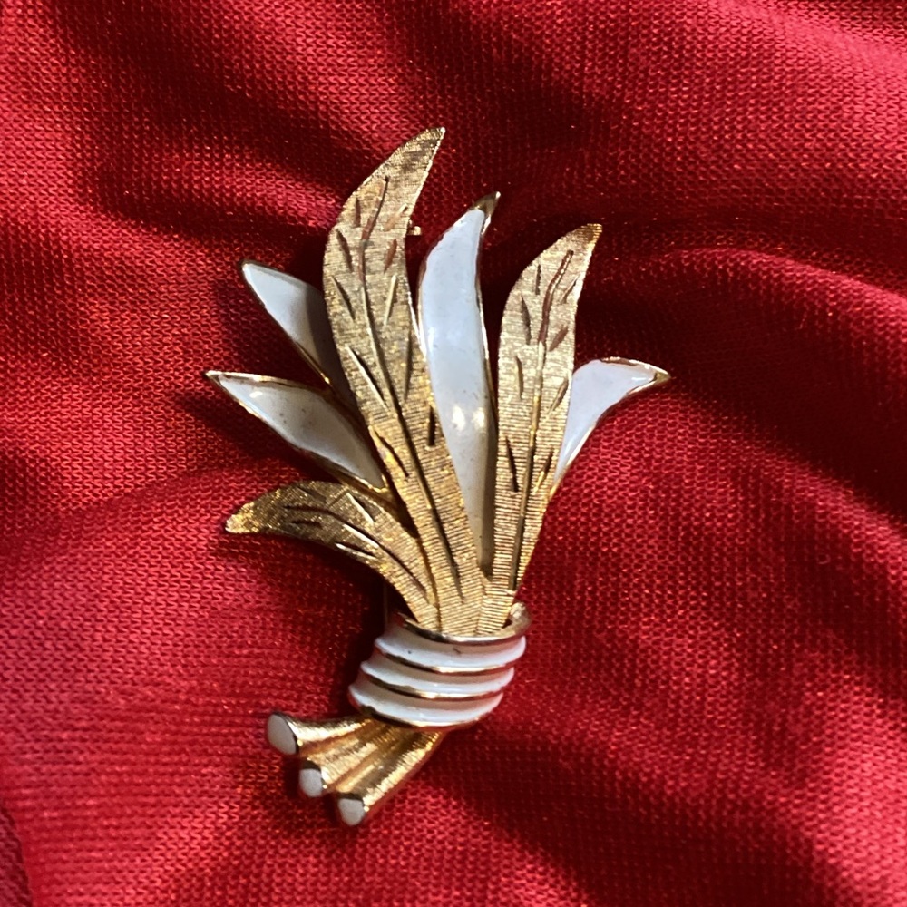 Vintage Kramer White Enamel Gold Tone Wheat Bouquet Brooch setting